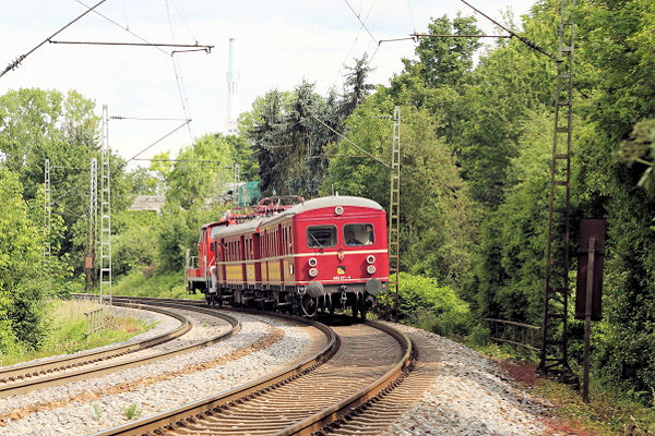 Schade, er wäre so gerne alleine gefahren: ET 65 im Schlepp der V 60 kurz nach dem Schnarrenbergtunnel bei Stuttgart-Münster. Aufnahme: Roland Meier